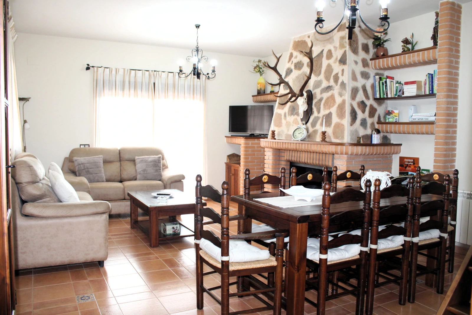 Salón comedor de Casa Rural La Guarida con chimenea. · Casa Rural La Guarida