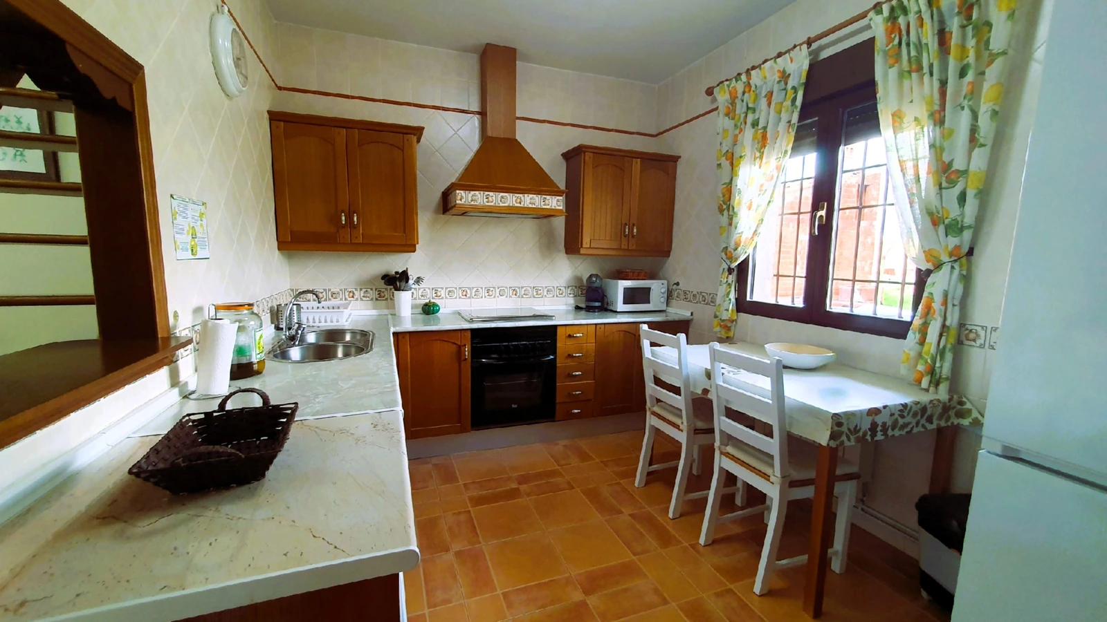 Cocina equipada de Casa Rural La Guarida. · Casa Rural La Guarida