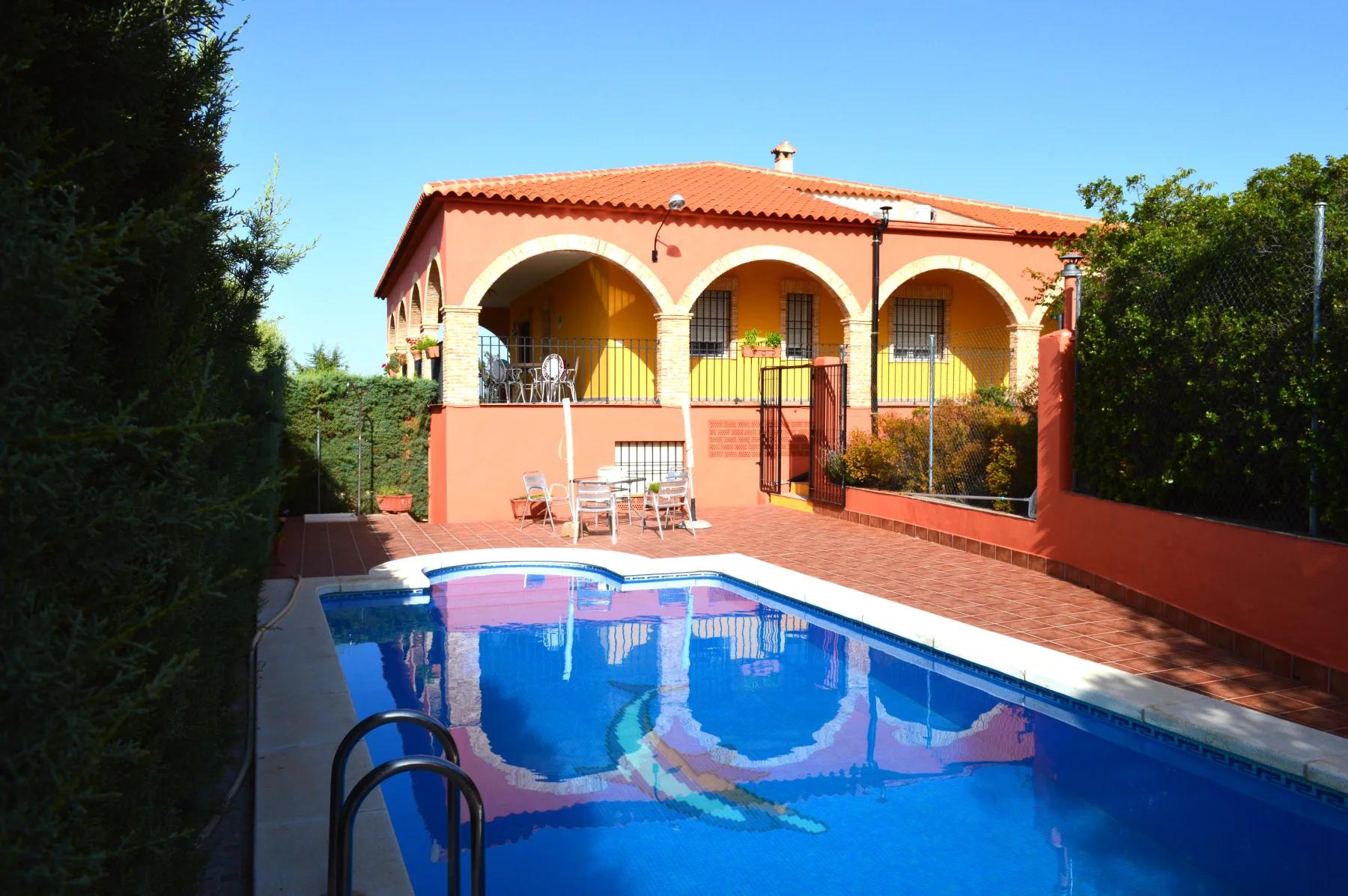 Fachada de La Noria Olaya con porche y piscina privada