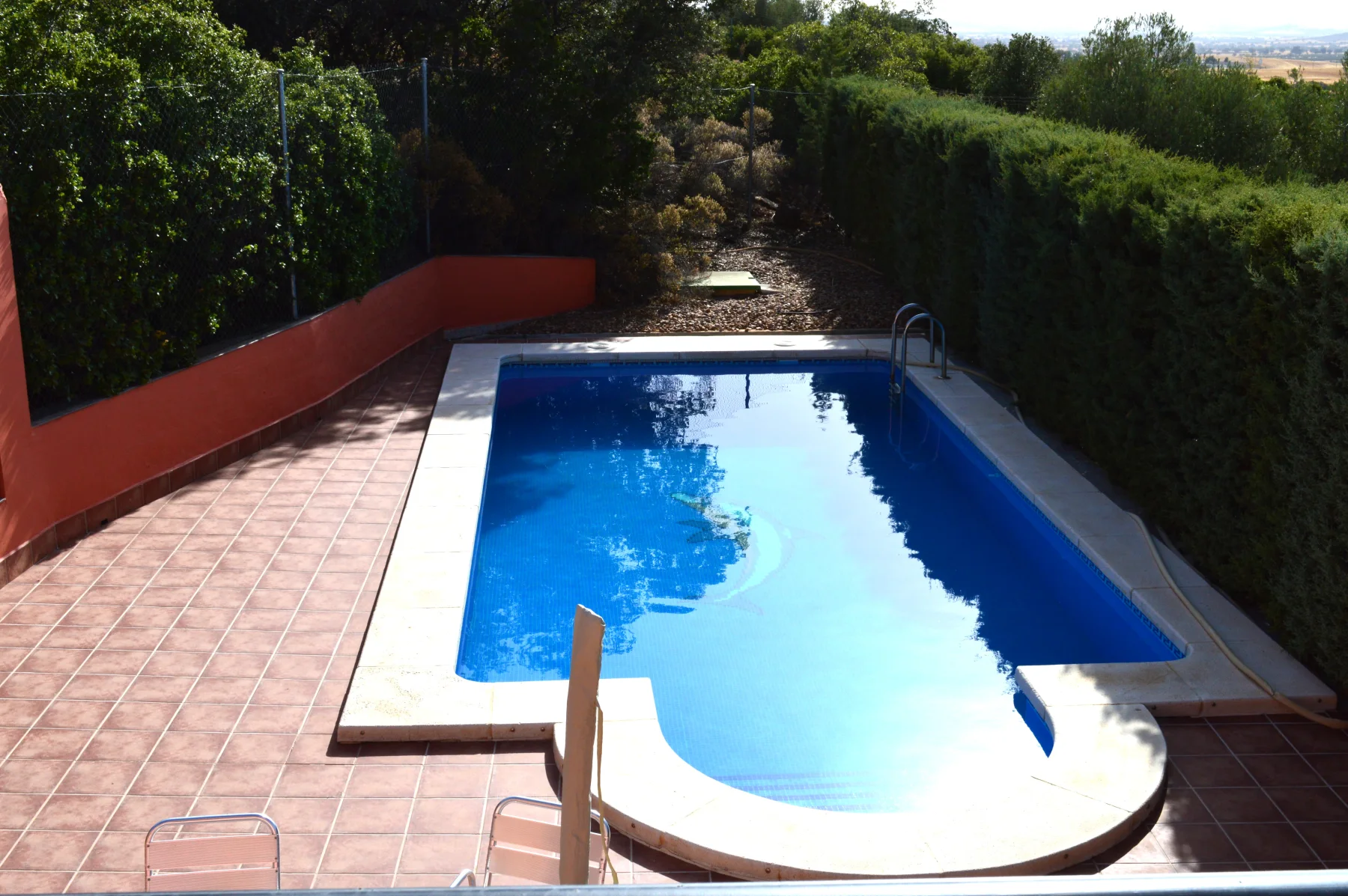 Piscina exterior de La Noria Olaya en el patio vallado