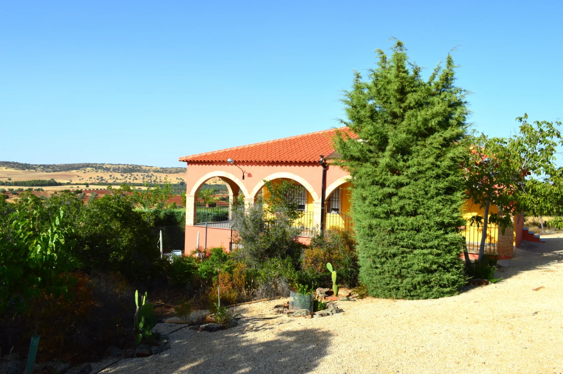 Porche cubierto y fachada de la casa rural La Noria Olaya