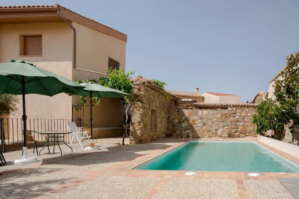 Piscina exterior de temporada junto al patio de La Posada del Corralón