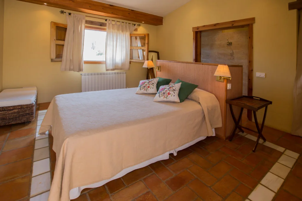 Habitación doble estándar de La Posada del Corralón con cama de matrimonio
