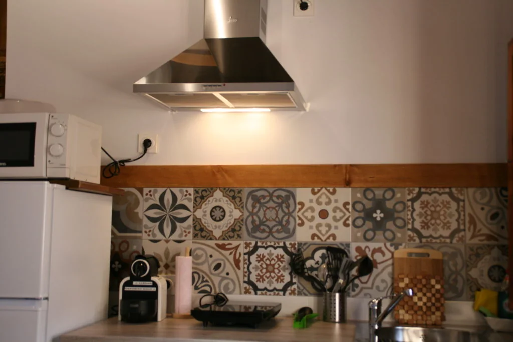 Zona de cocina equipada en un estudio de La Posada del Corralón