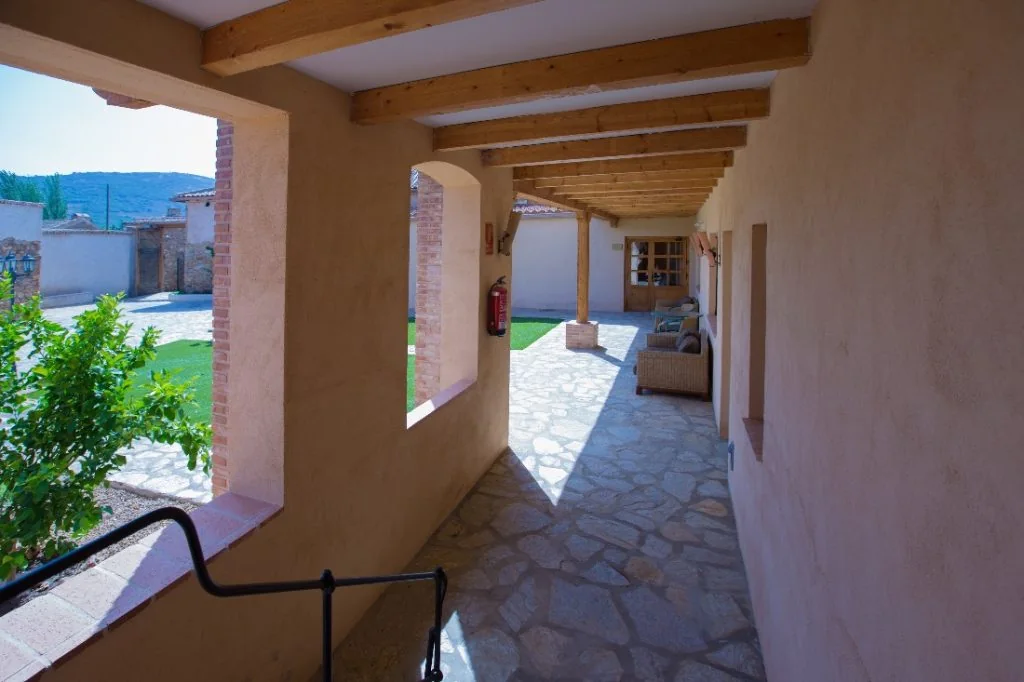 Porche cubierto de La Posada del Corralón con acceso a las habitaciones