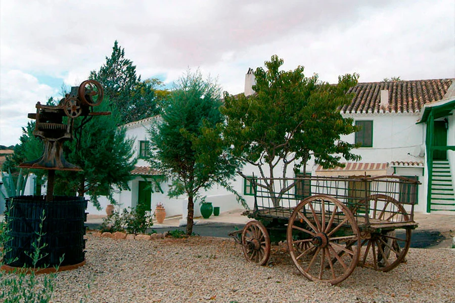 Jardín con antiguos aperos en Finca Los Cerrillos, Argamasilla de Alba.