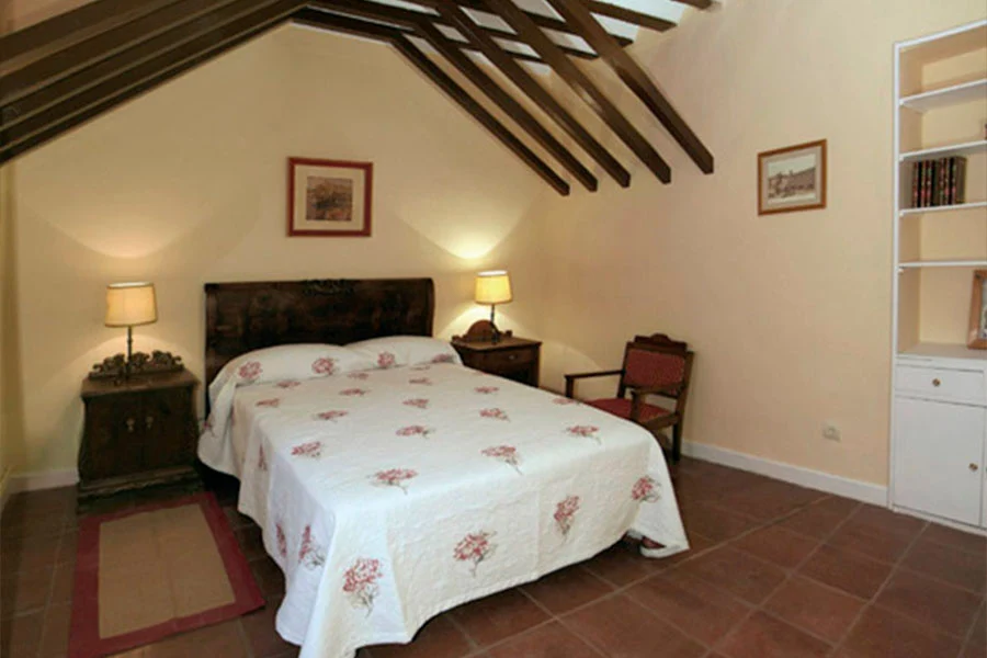 Dormitorio abuhardillado en Finca Los Cerrillos, Argamasilla de Alba.