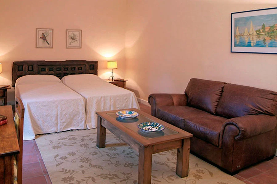 Habitación doble con zona de estar en Finca Los Cerrillos, Argamasilla de Alba.