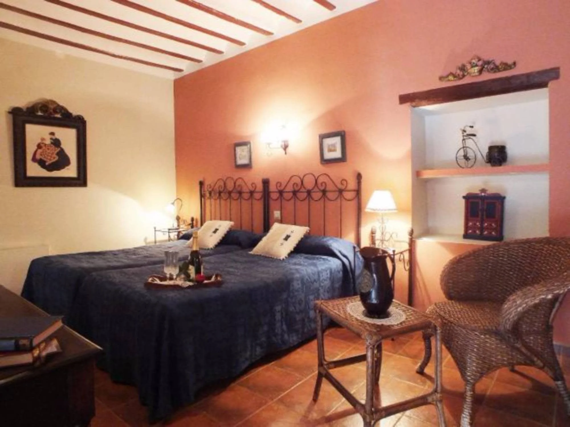 Habitación doble estándar con dos camas y galería al patio