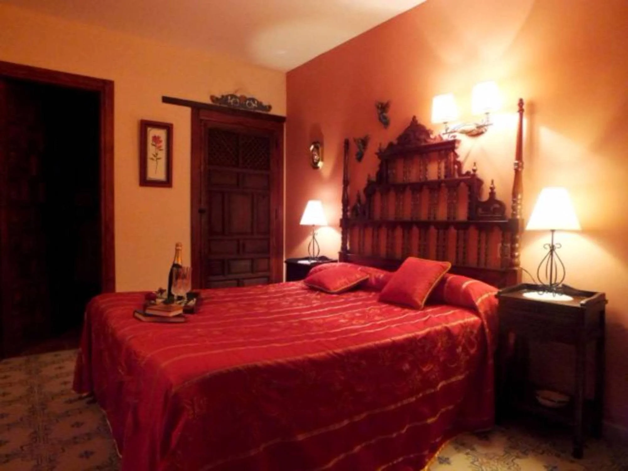 Dormitorio doble estándar con cama matrimonial