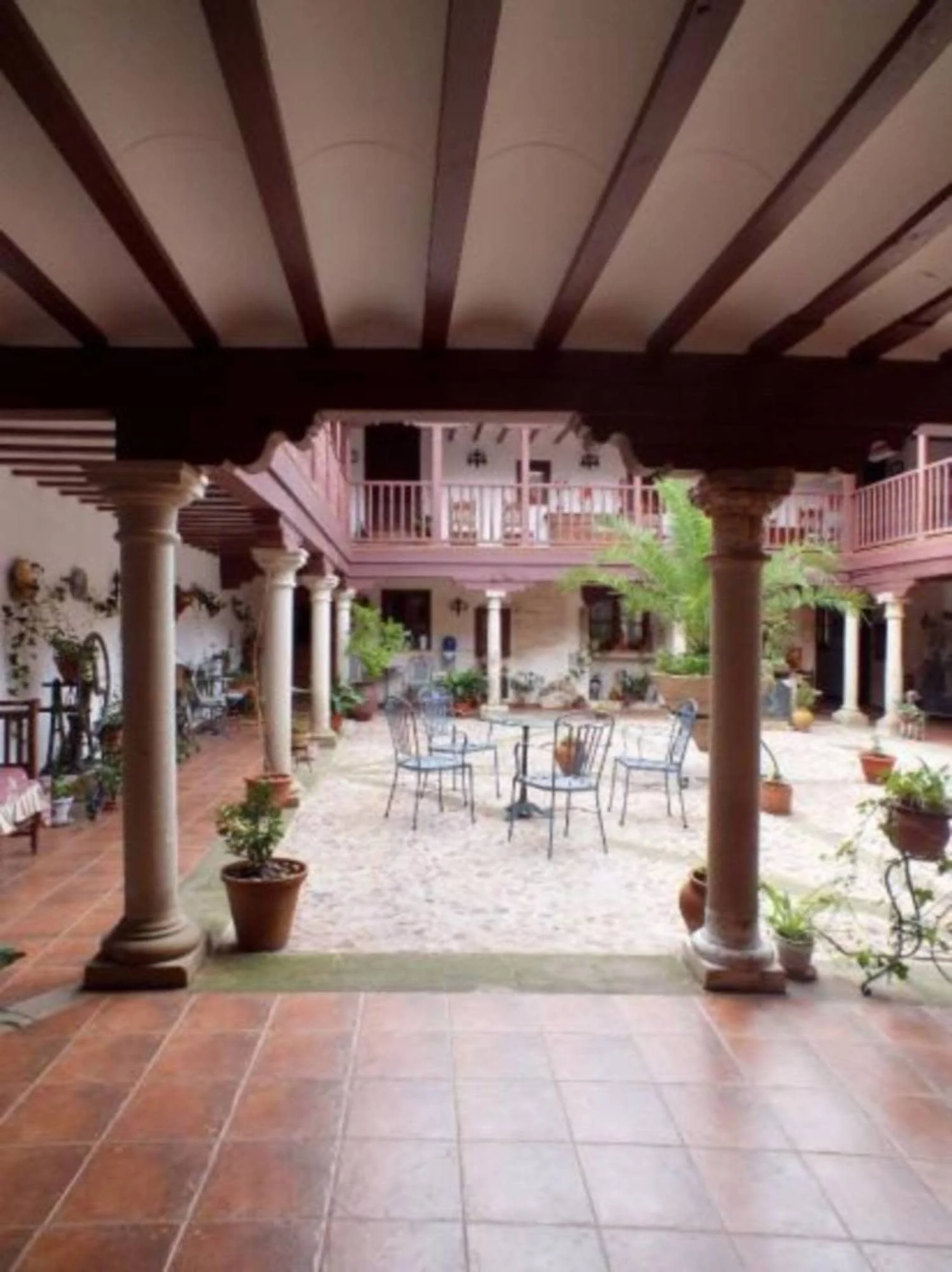 Galería porticada y patio interior de la Posada Los Caballeros