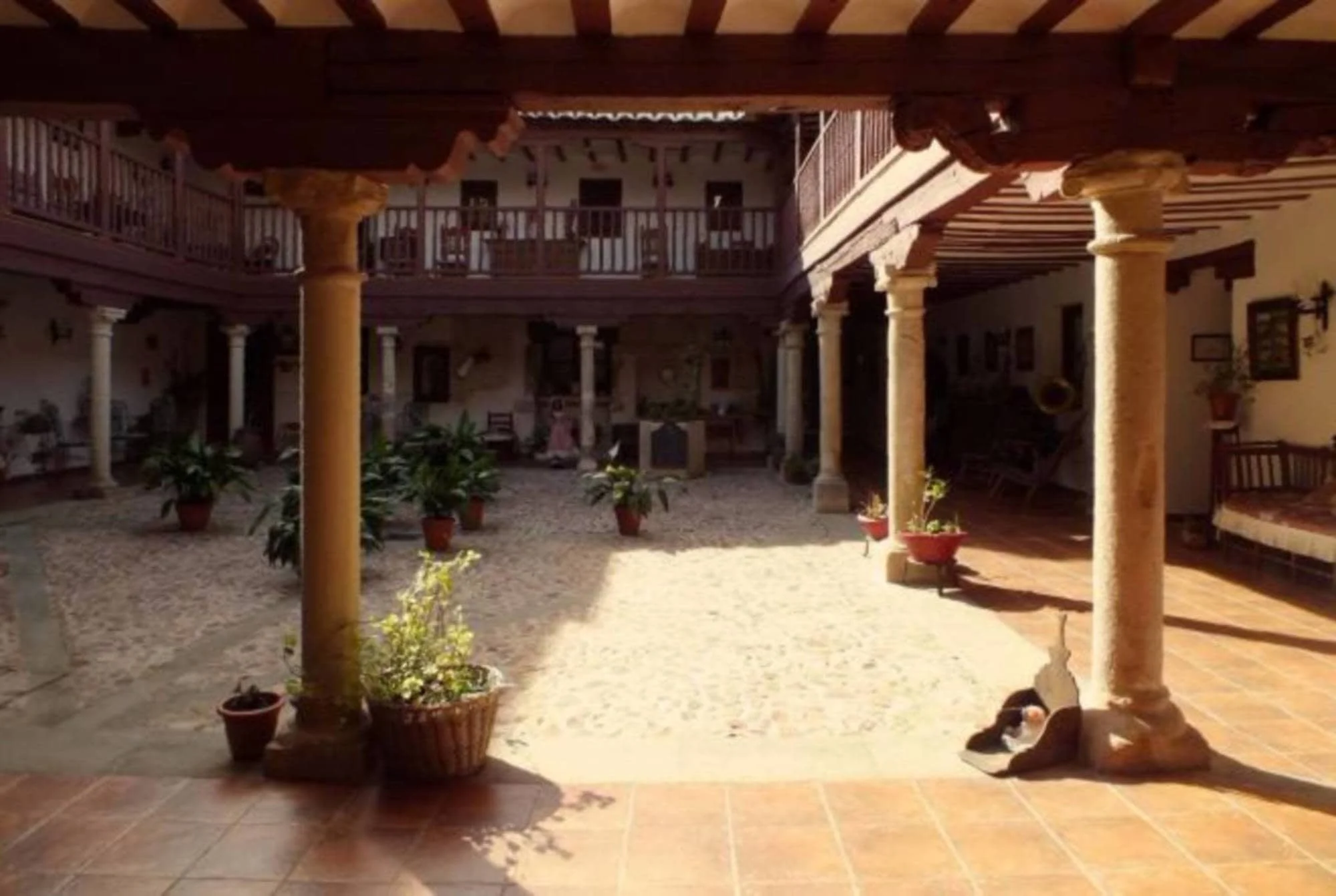 Vista del patio interior manchego rodeado por las galerías de la posada