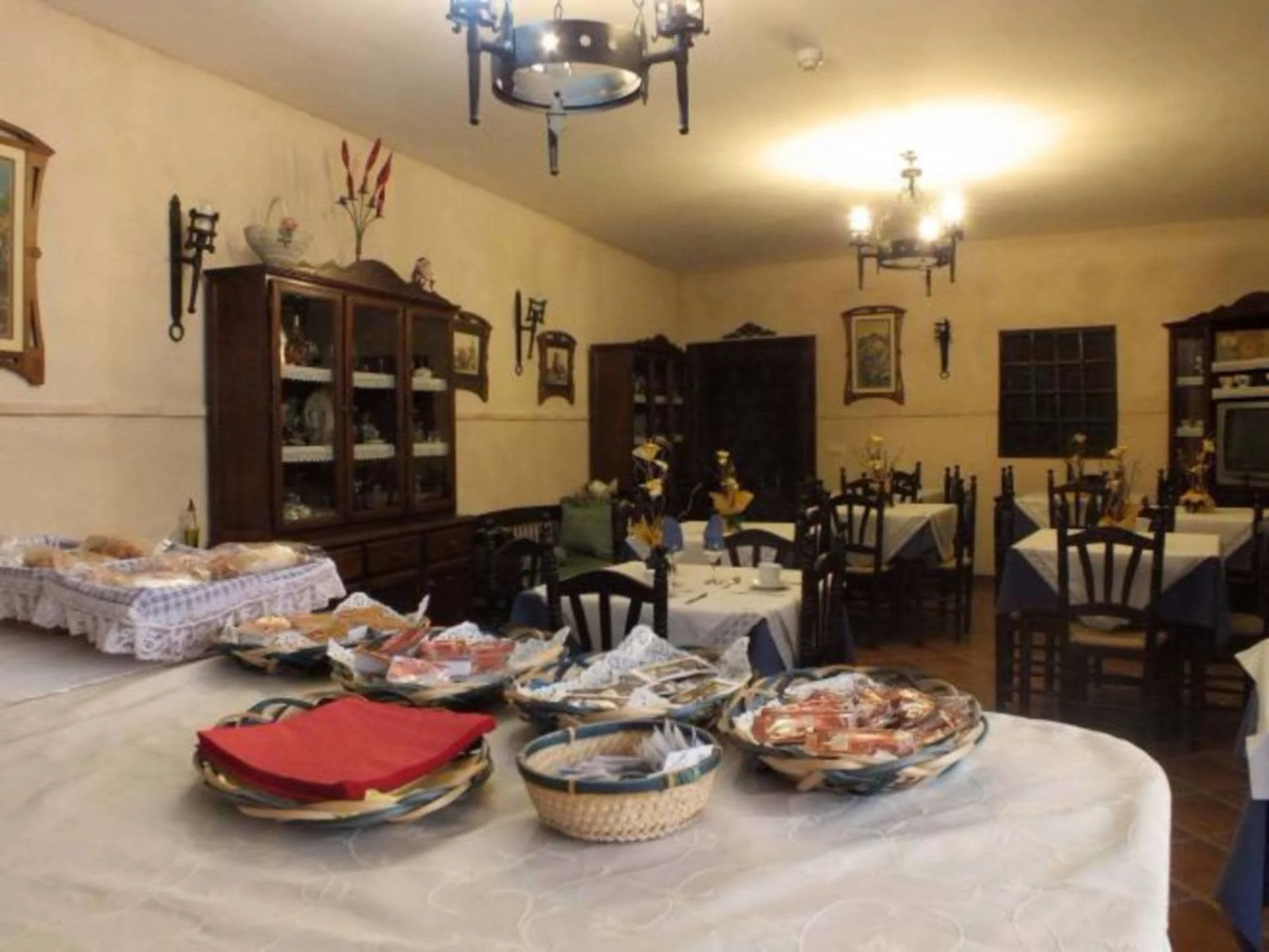 Comedor de la Posada Los Caballeros preparado para el desayuno