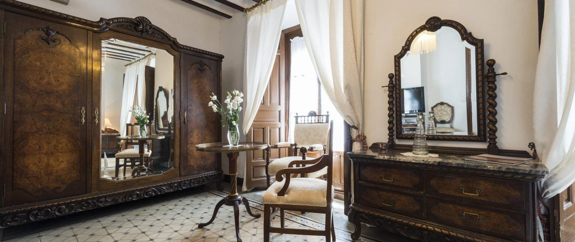 Salón de estilo tradicional manchego del hotel