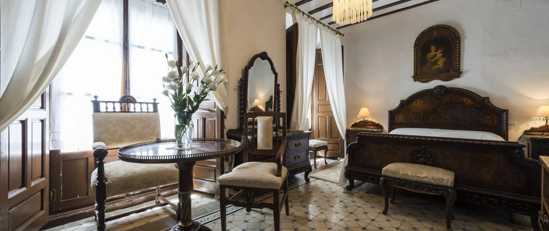 Dormitorio con muebles de época en Tía Pilar
