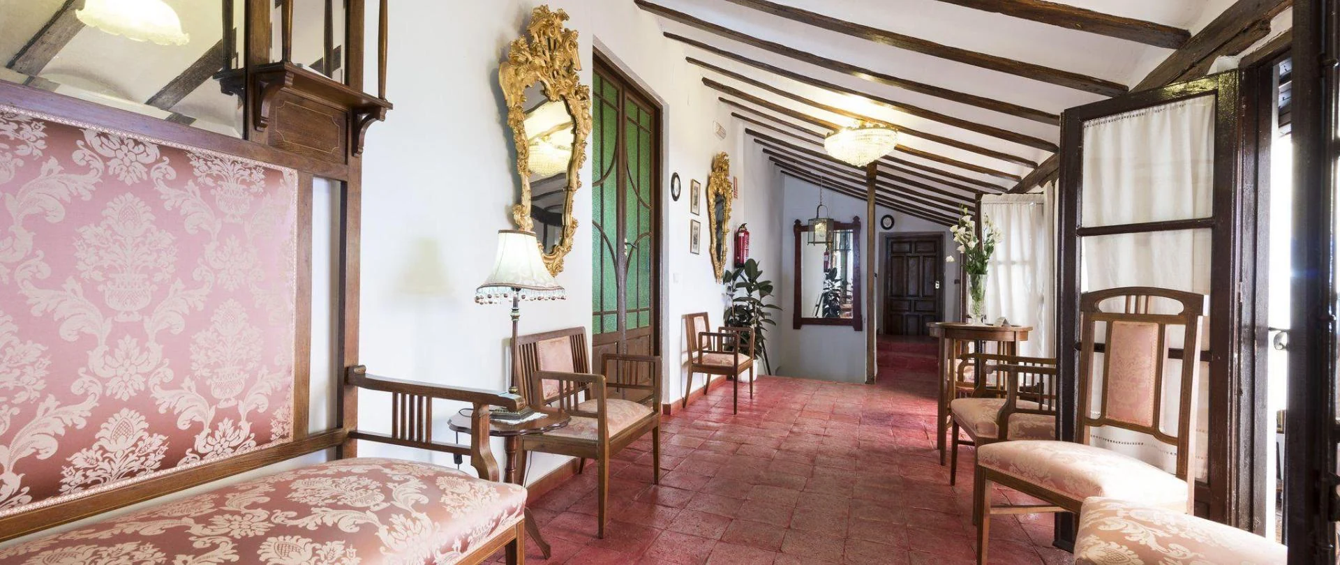 Galería interior abierta al patio del hotel