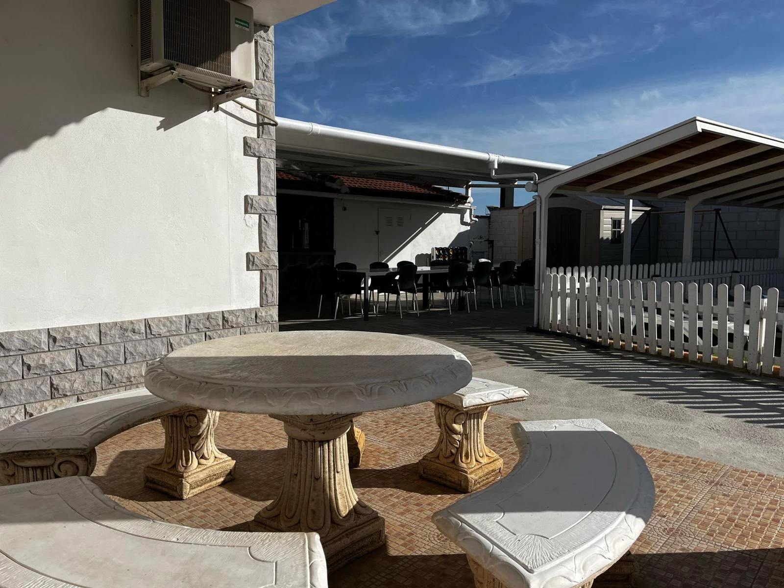 Patio de Casa Rural Tobarejos con zona de descanso y mesa de piedra