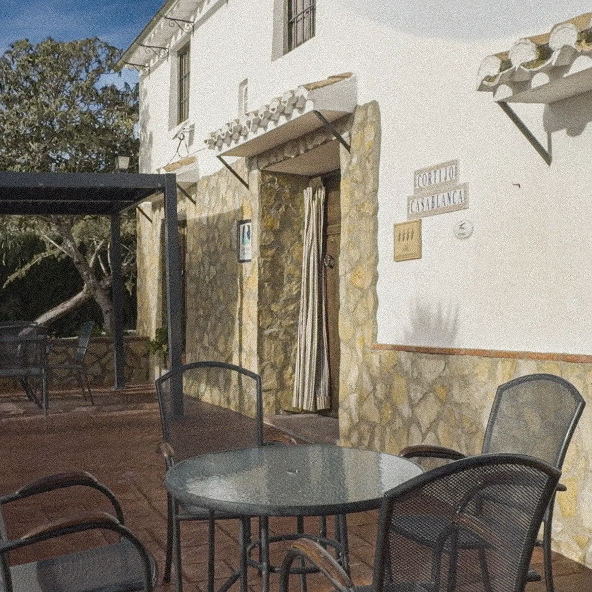 Fachada y entrada de Cortijo Casablanca con su rótulo · Cortijo Casablanca