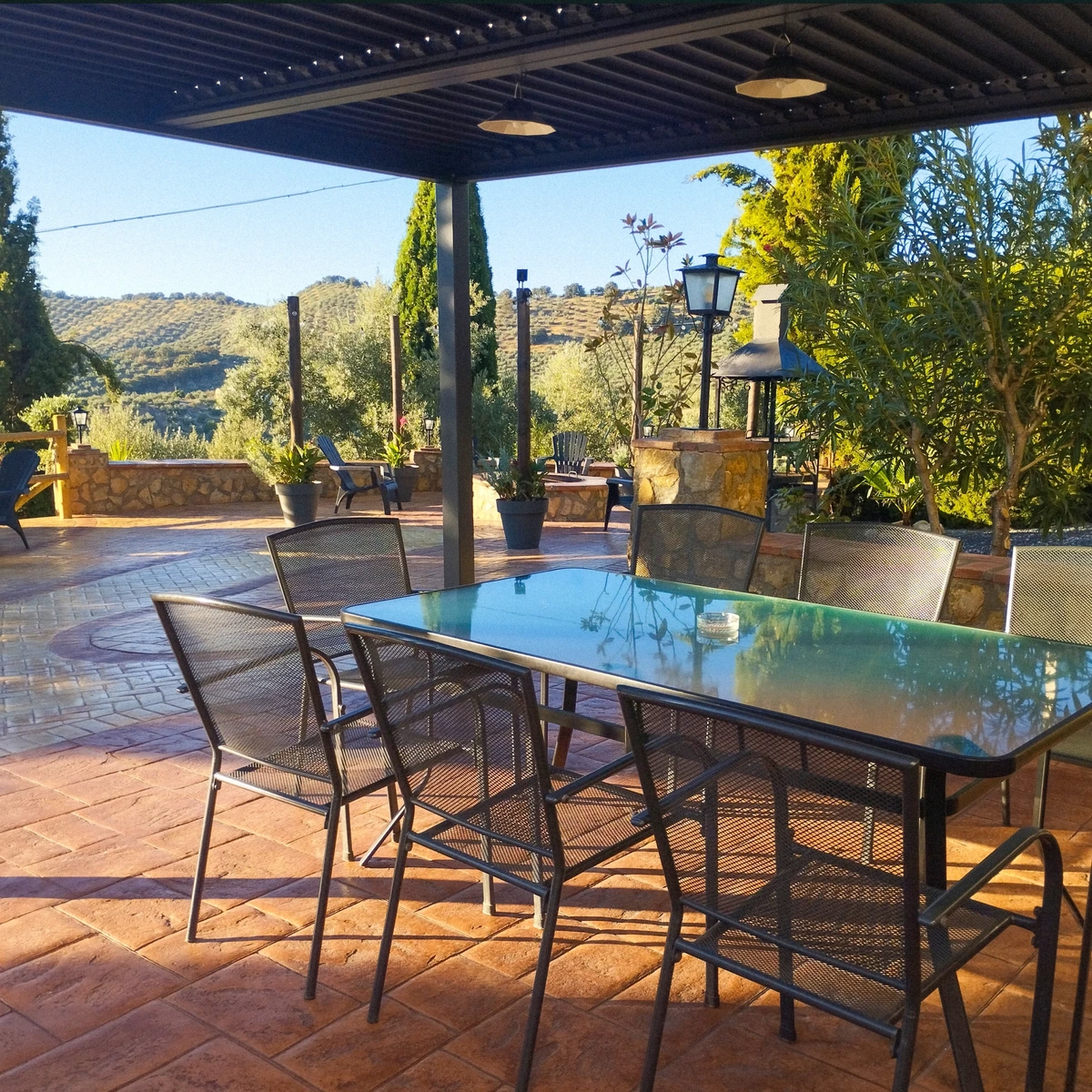 Porche cubierto con mesa y vistas de Cortijo Casablanca · Cortijo Casablanca