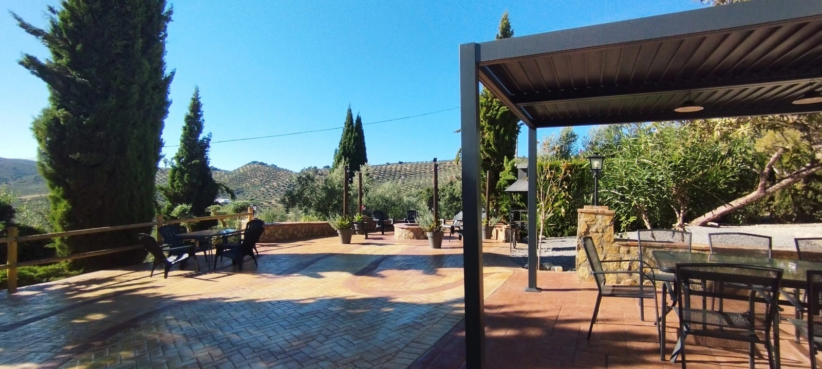 Patio y zona de mesas exterior de Cortijo Casablanca · Cortijo Casablanca