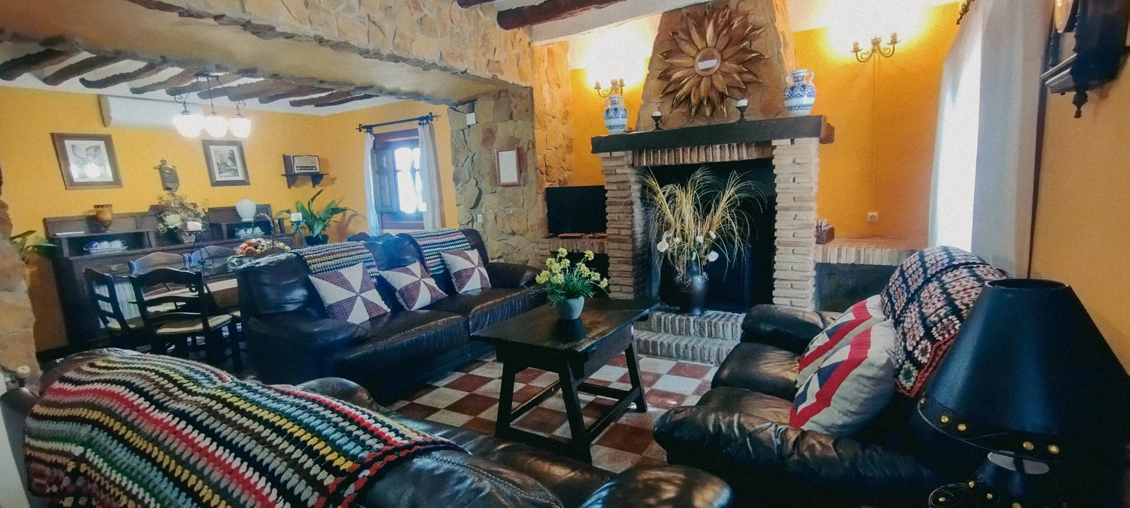 Salón de Cortijo Casablanca con chimenea y vigas · Cortijo Casablanca