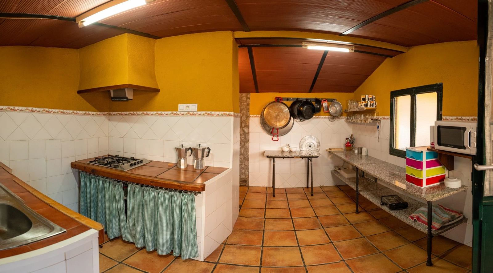 Cocina equipada con encimera de madera, campana y fregadero. · Cortijo Charcollana
