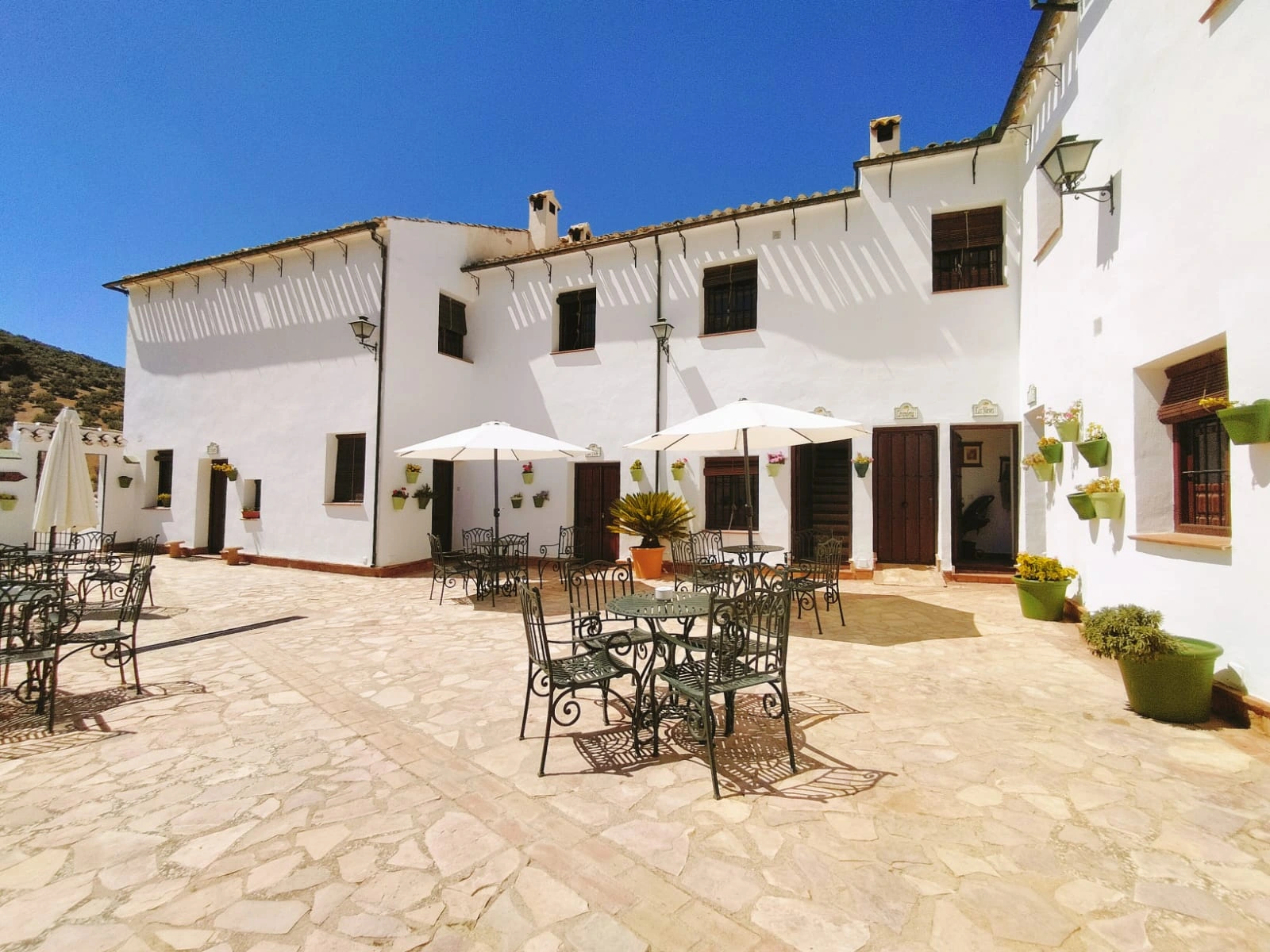 Fachada y patio del Cortijo La Presa · Cortijo La Presa