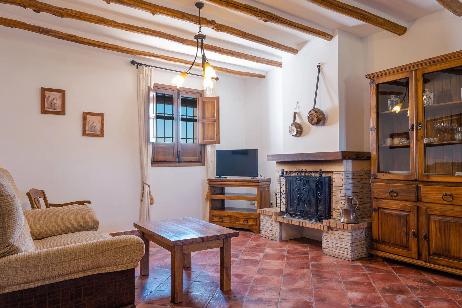 Salón con chimenea del Apartamento Superior · Cortijo La Presa