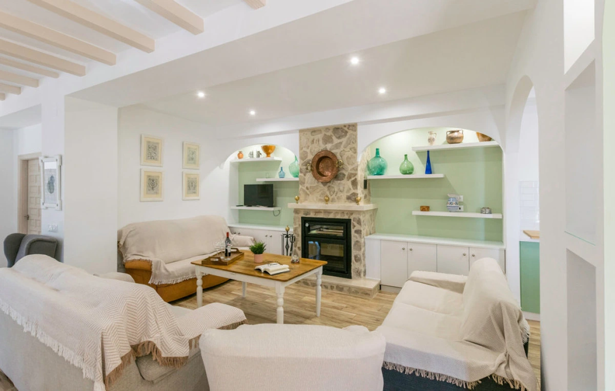 Salón con sofás claros y chimenea. · Cortijo La Zamora