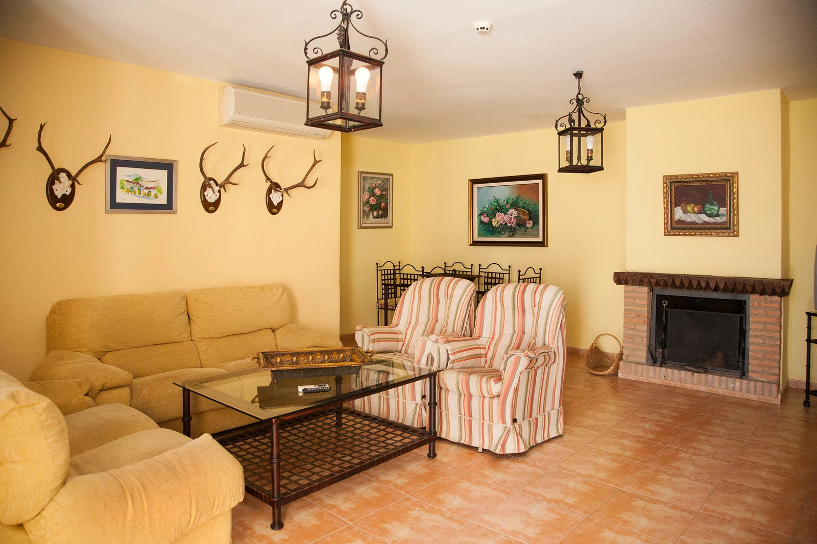 Salón con chimenea y sofás de La Condesa. · Cortijo Molino San Juan