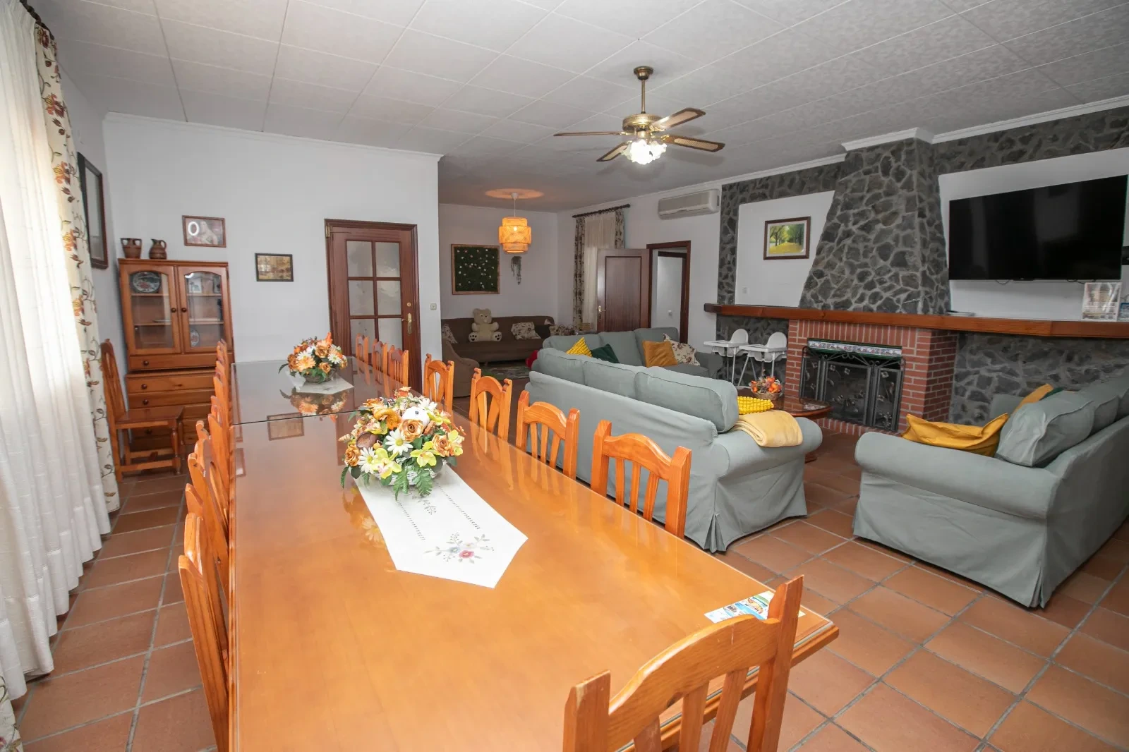 Salón comedor de El Olmo con chimenea y mesa grande · Casa Rural El Olmo
