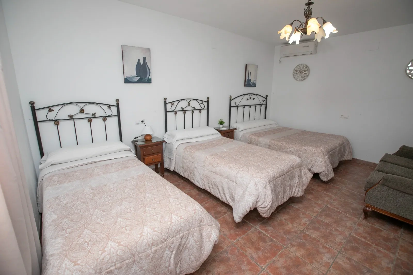 Dormitorio de El Olmo con tres camas individuales · Casa Rural El Olmo