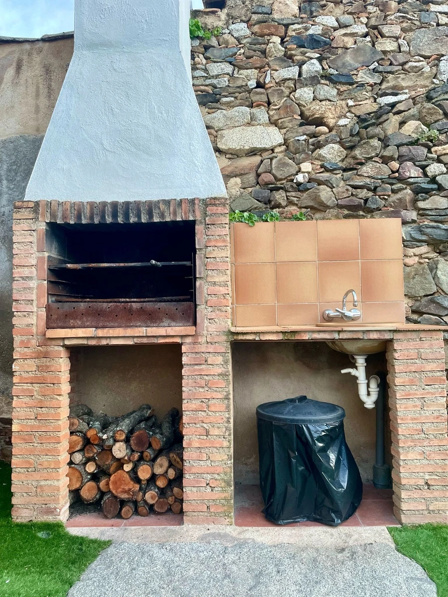 Barbacoa de obra y leñera del patio de El Verdinal. · Casa Rural El Verdinal