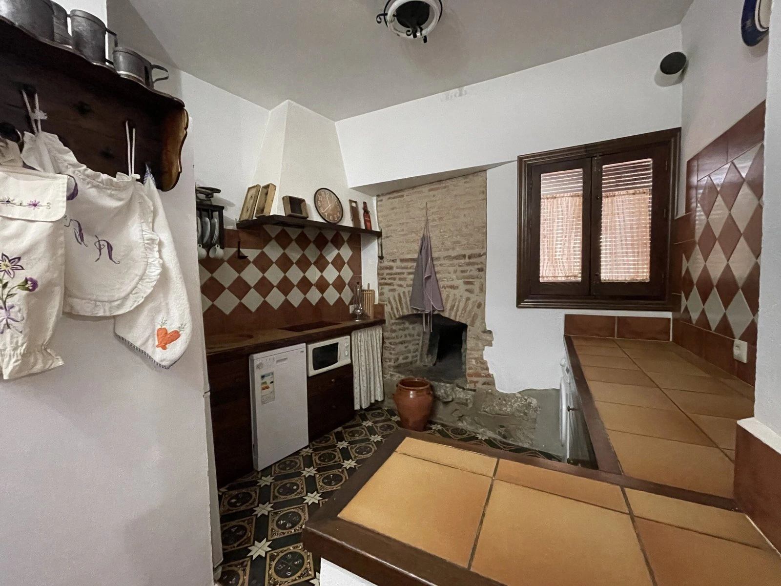 Cocina equipada con horno, muebles de madera y azulejos tradicionales. · Casa Rural El Verdinal