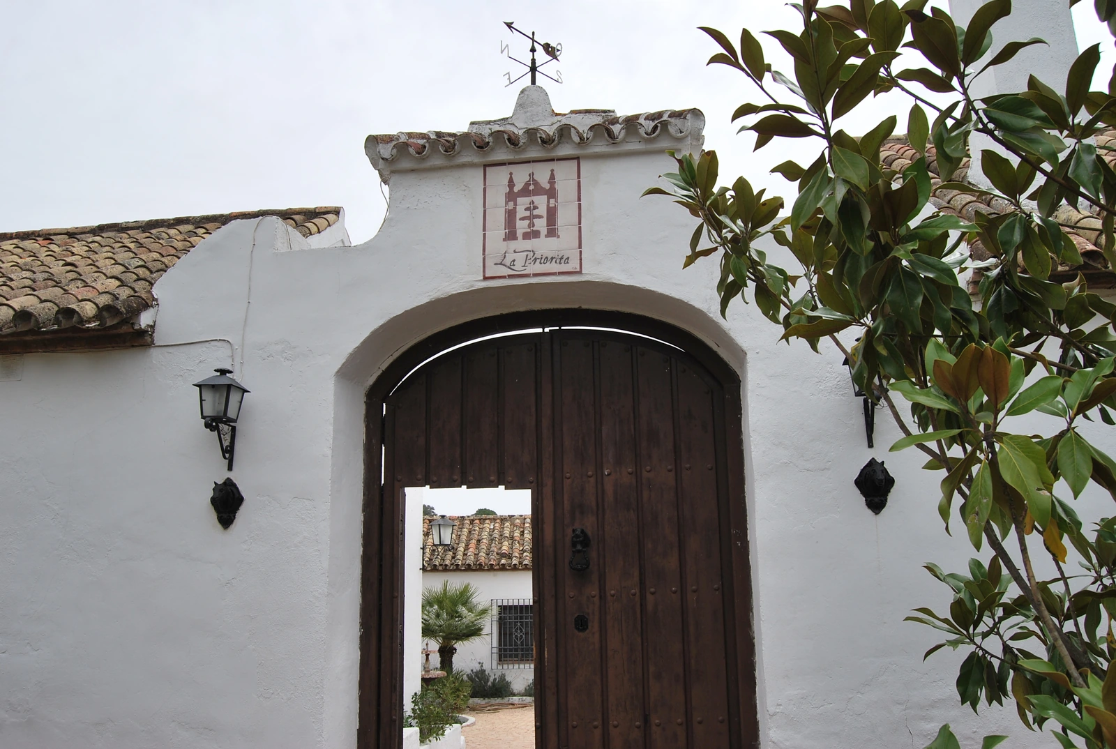 Portal de entrada con el rótulo de La Priorita. · Cortijo La Priorita