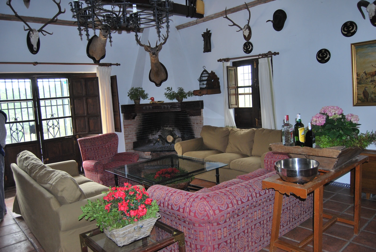 Zona de estar con chimenea del salón del cortijo. · Cortijo La Priorita