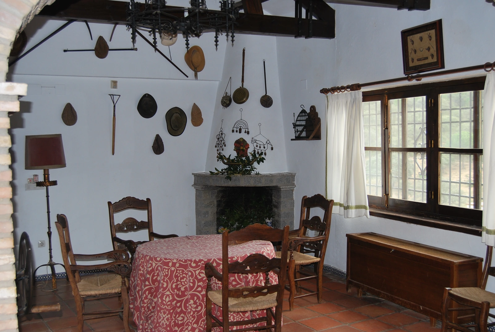 Rincón de comedor junto a una chimenea del cortijo. · Cortijo La Priorita