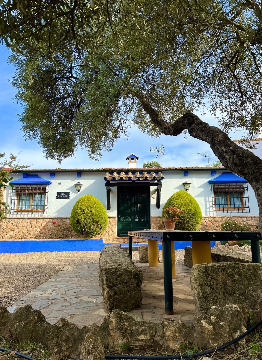 Fachada y porche de Casa El Refugio · Mirador de la Alcaidía