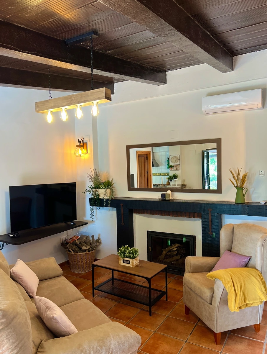 Salón con chimenea de Casa El Refugio · Mirador de la Alcaidía