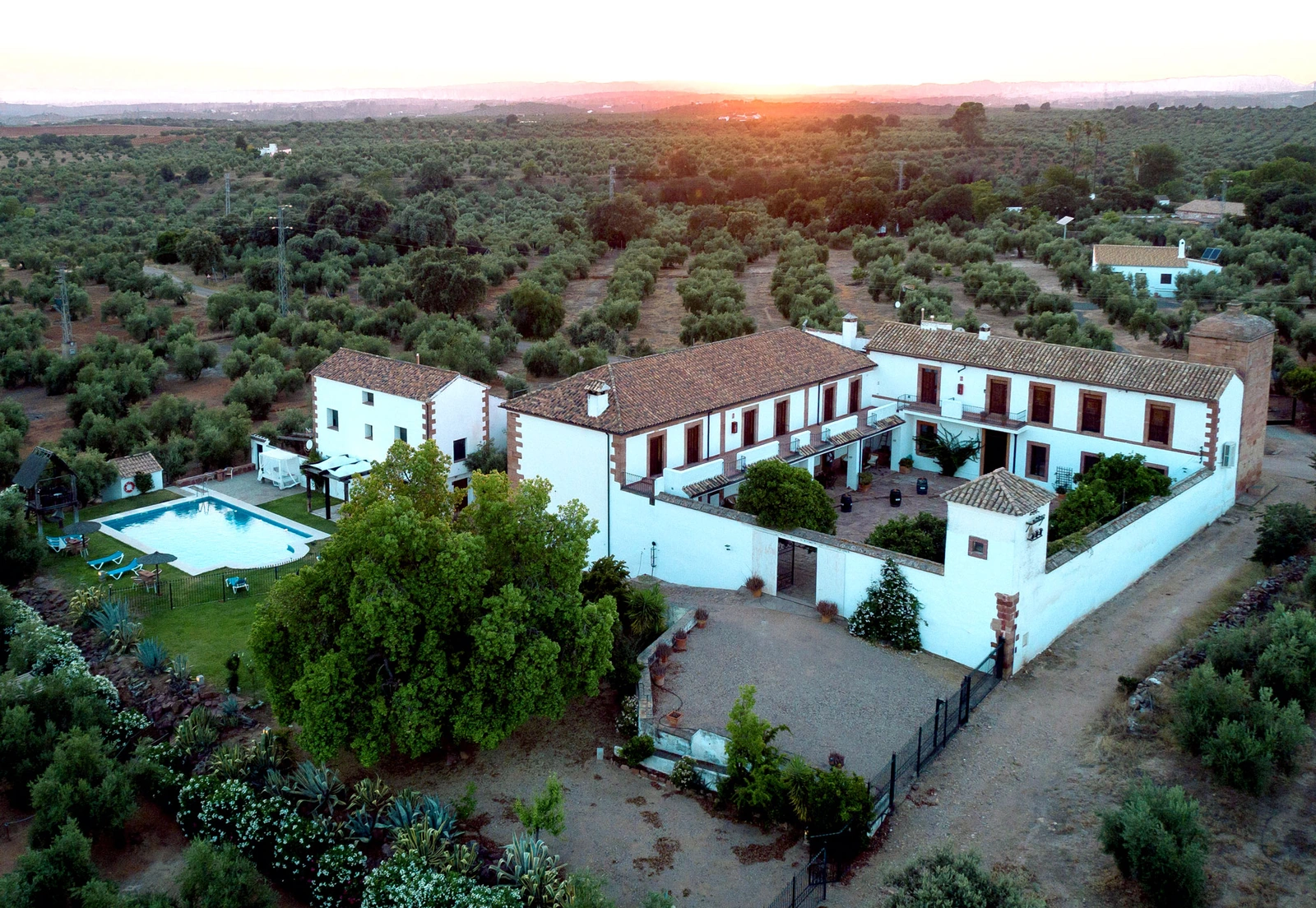 Vista aérea del molino, patio y piscina · Molino La Nava
