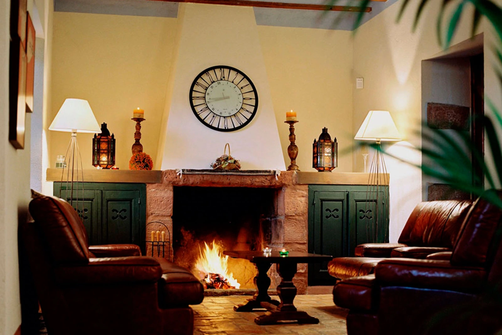 Salón con chimenea de Molino La Nava · Molino La Nava