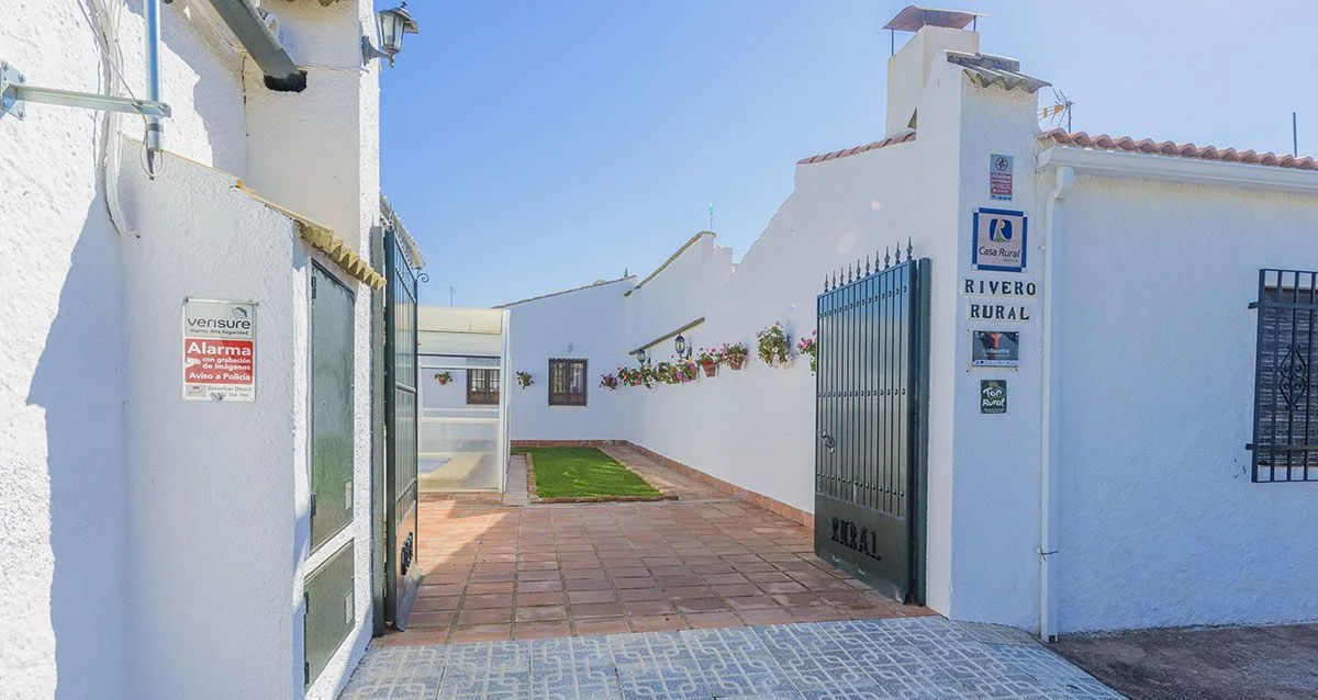 Entrada de Rivero Rural con el rótulo del alojamiento