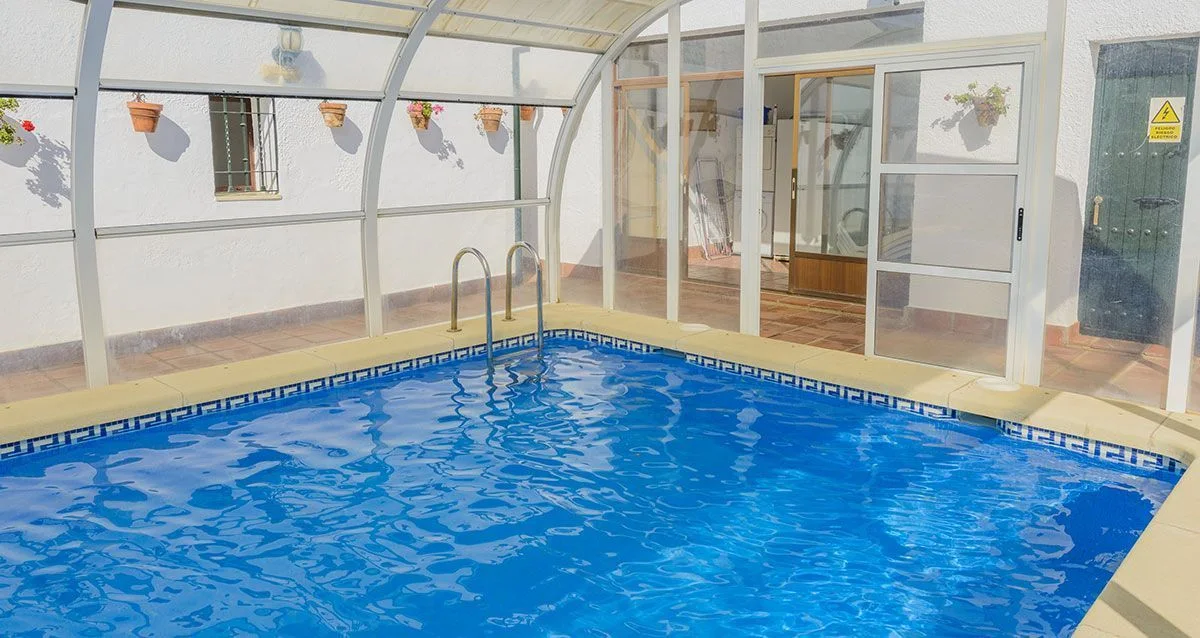 Vista interior de la piscina cubierta de Rivero Rural