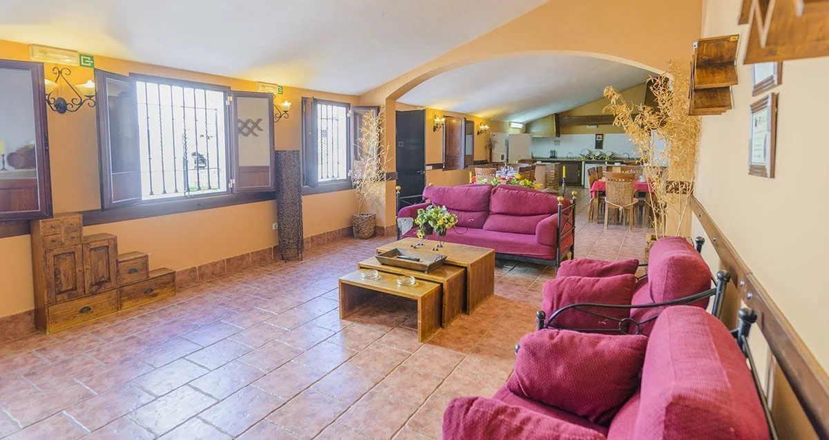 Salón de Rivero Rural con sofás y cocina abierta