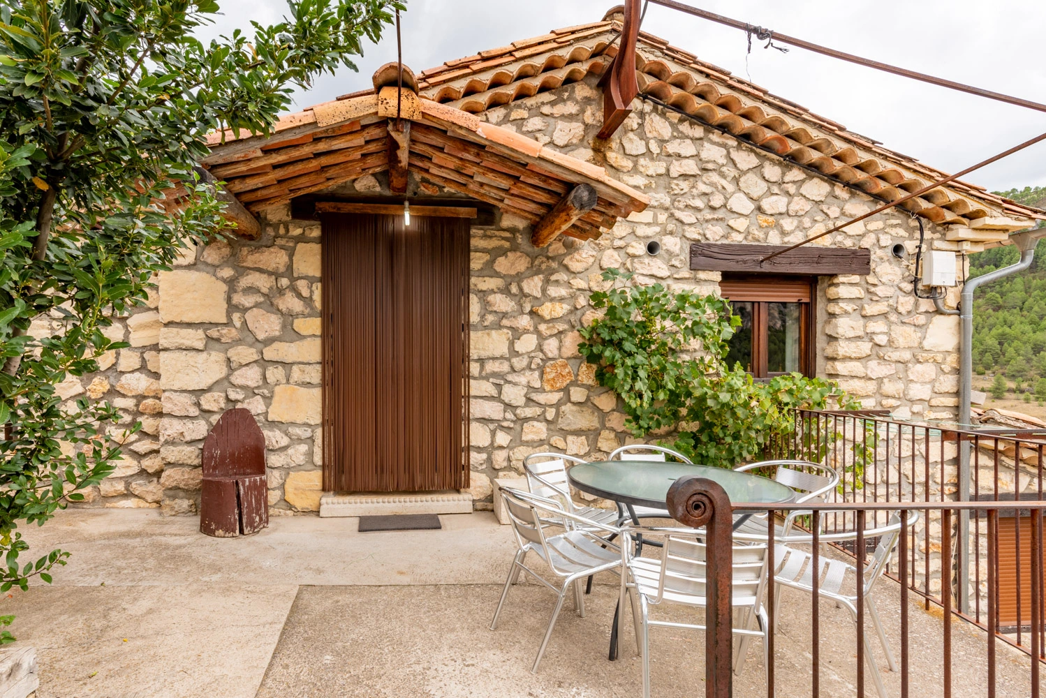 Fachada de piedra y entrada de la Casa de 6 personas. · Casa Checa