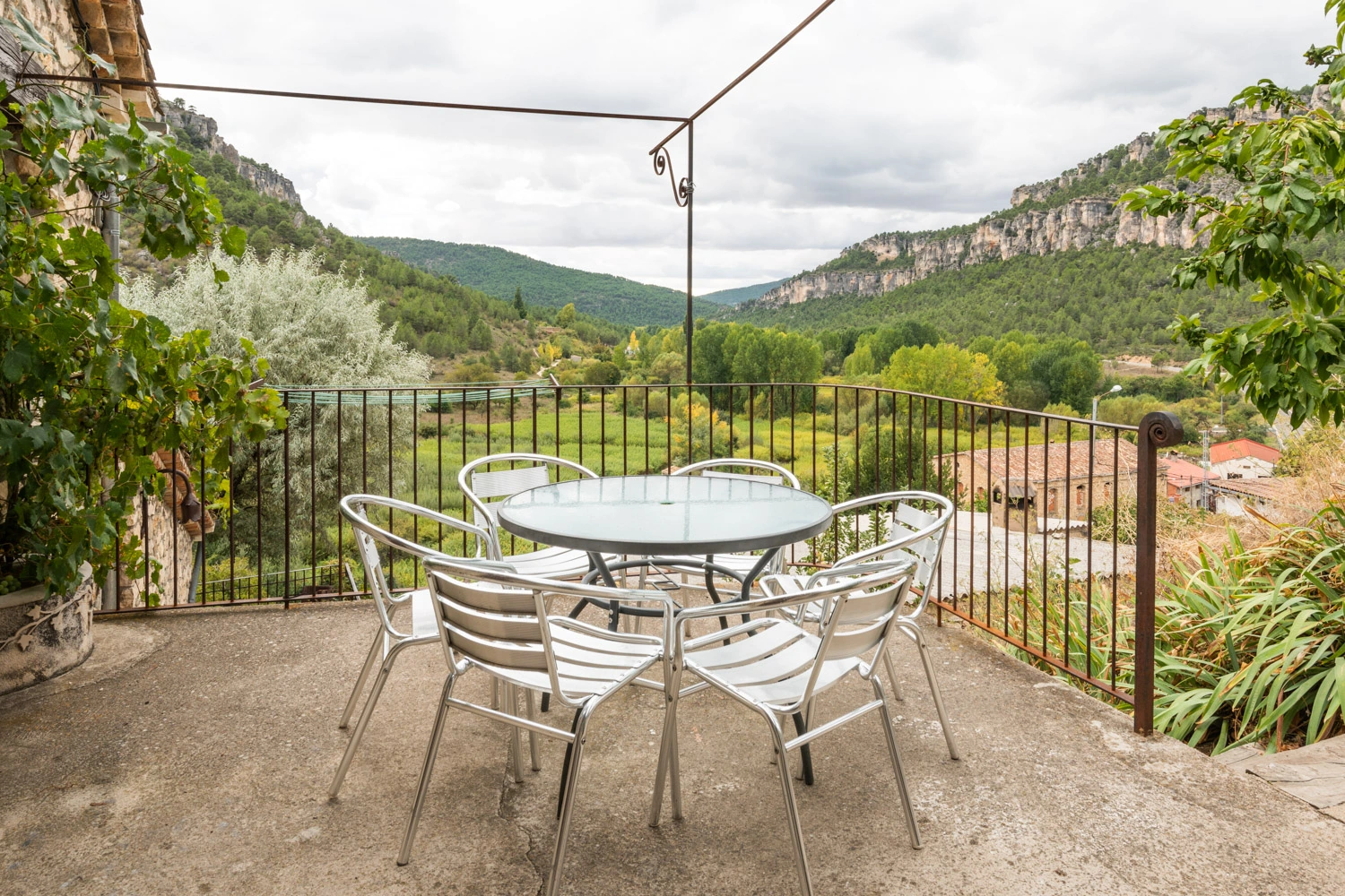 Terraza de la Casa de 6 personas con vistas a la serranía. · Casa Checa