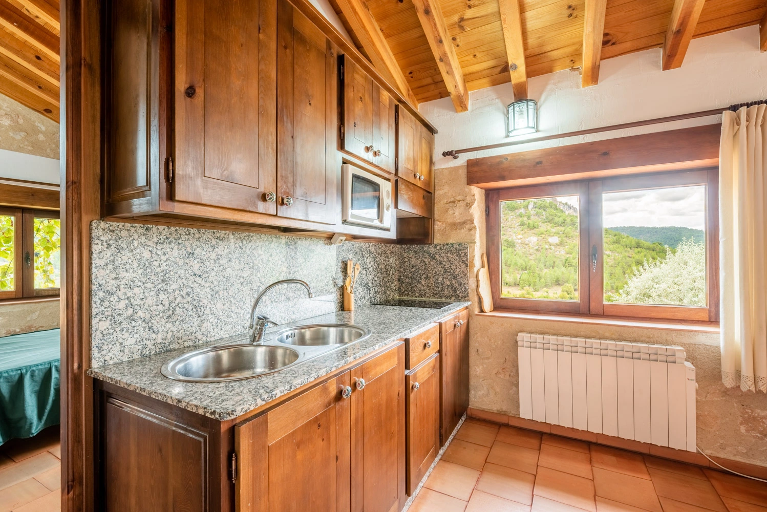 Cocina abierta al salón de la Casa de 6 personas. · Casa Checa