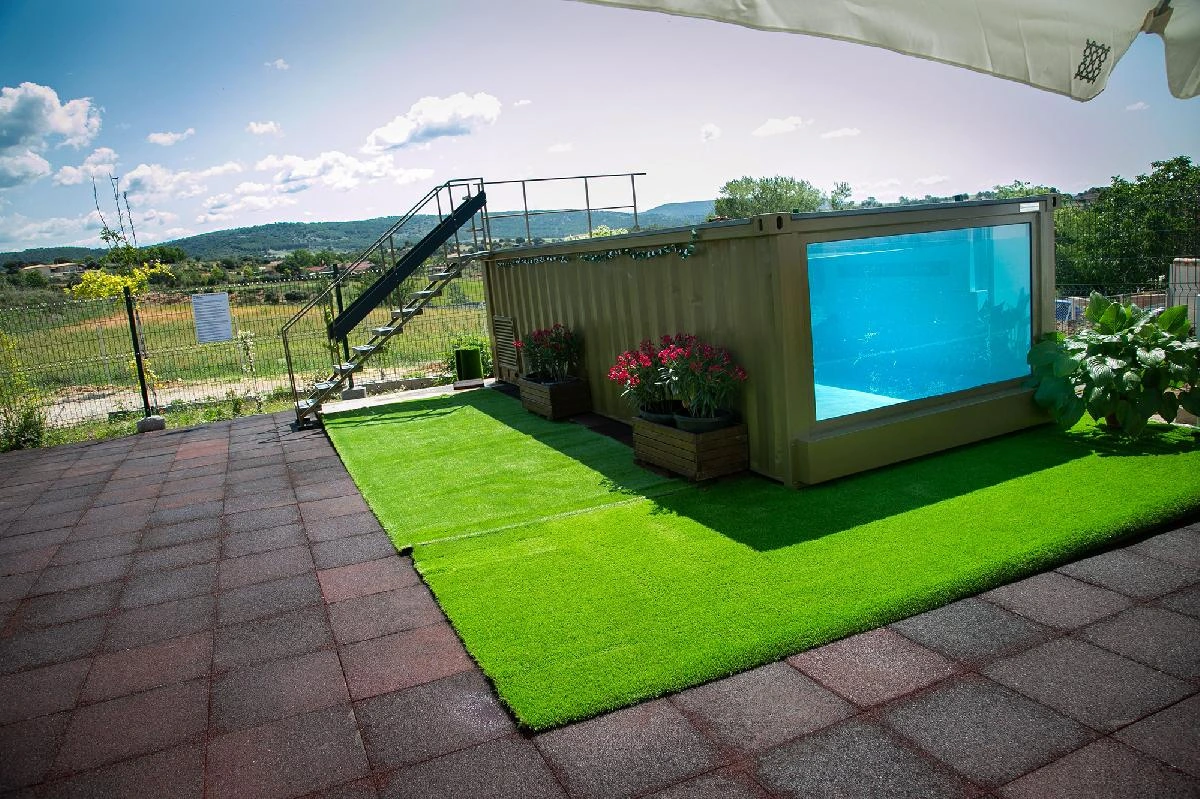 Piscina elevada de uso compartido y terraza del conjunto. · Casa Rural El Sauce