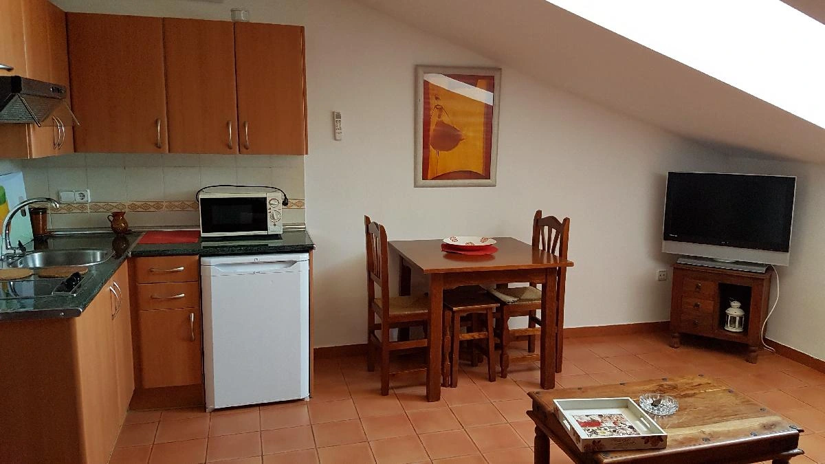 Salón, comedor y cocina del Apartamento 1. · Casa Rural El Sauce