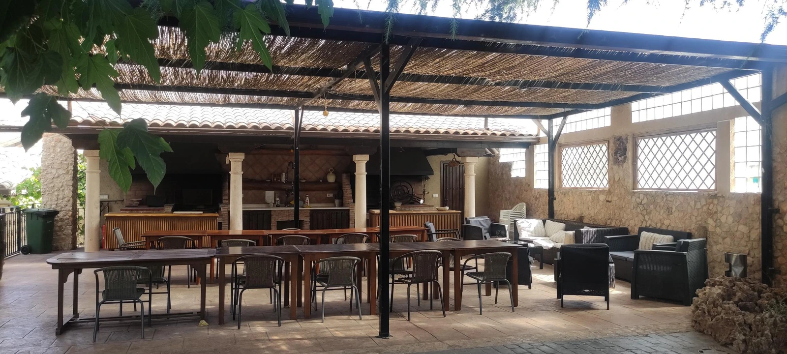 Barbacoa y comedor exterior cubierto de La Casa del Villar. · La Casa del Villar